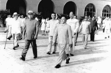 1963年7月，邓小平率中国共产党代表团前往莫斯科同苏联共产党代表团举行会谈，刘少奇、周恩来、朱德等到机场送行。.jpg