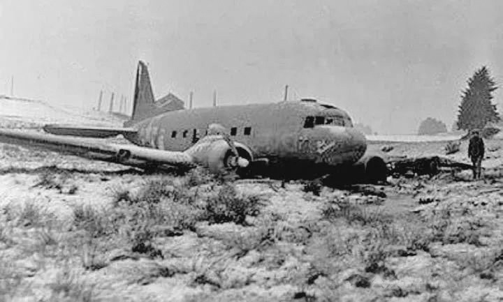 1952年11月29日，被我军击落的美国C—47型间谍飞机。.jpg
