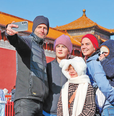 1736990117889885.jpg 外国游客在游览北京故宫。王新 摄(影像中国).jpg