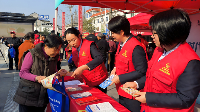 与属地社区联建，“铁小跑”党员志愿服务队开展铁路安全知识进社区宣传活动 02.jpg