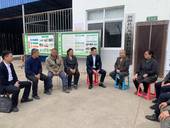 图片3-1开展“农担服务田间行”活动，破解新农主体“急难愁盼”.jpg
