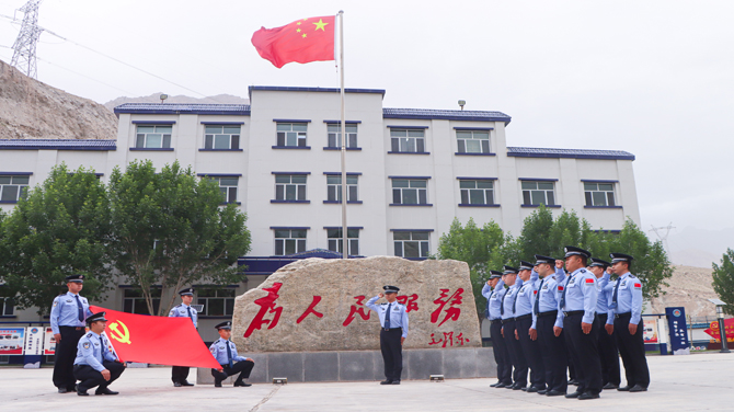 图为盖孜边境检查站开展重温入党誓词活动.jpg