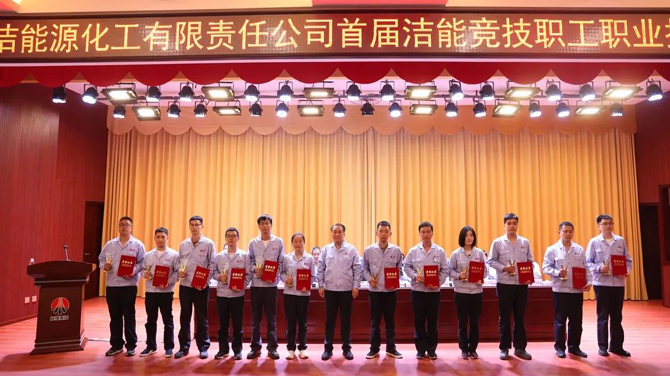 1764122957534460.jpg 465-3 公司领导为获奖人员颁奖.jpg