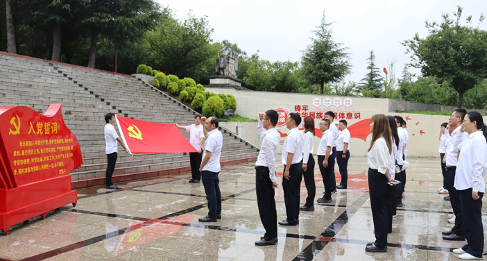 1764125050967732.jpg 866 宁西公司全体党员向党旗宣誓.JPG